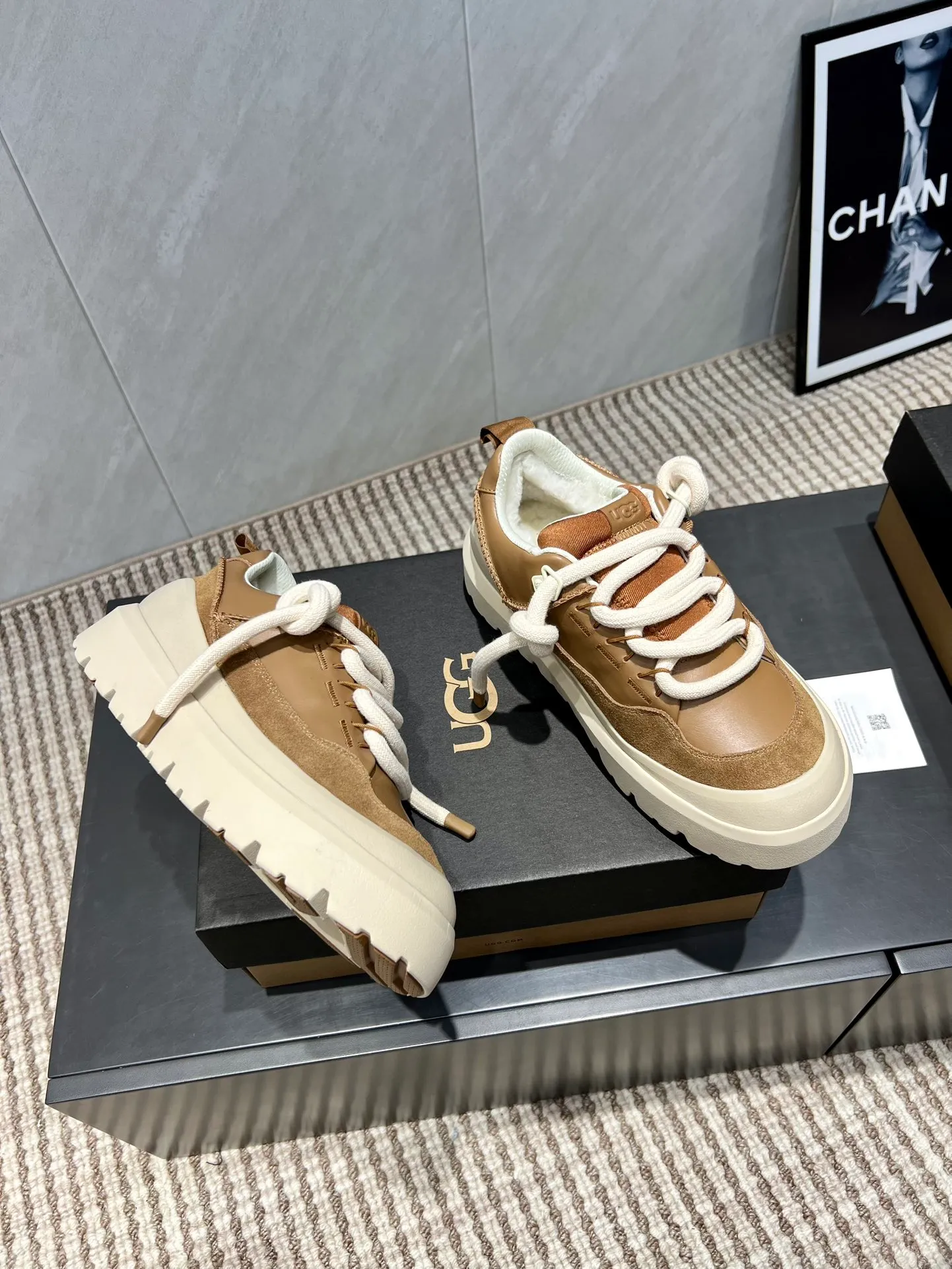 Factory: Couple P620💰 "Exclusive top version" UGG~25vs popular platform thick-soled casual shoes series... [Couple's thick-soled Maori casual shoes] A shoe that will not clash with shirts, simple partition design ➕ spotted outsole, silk curly upper, a must-have for autumn and winter, can be worn with any pants or skirt, very comfortable and good-looking... ❶Fabric: Original customized cow ➕ Sheepskin ❷Inner lining: original customized wool ❸Feet: original customized sheepskin ❹Outsole: original molded foam outsole ❺Number: 35-44 (Female 41. Male 45. Customized, non-returnable) ❻Packaging: Original full set of packaging ☀Color: Official website updated simultaneously